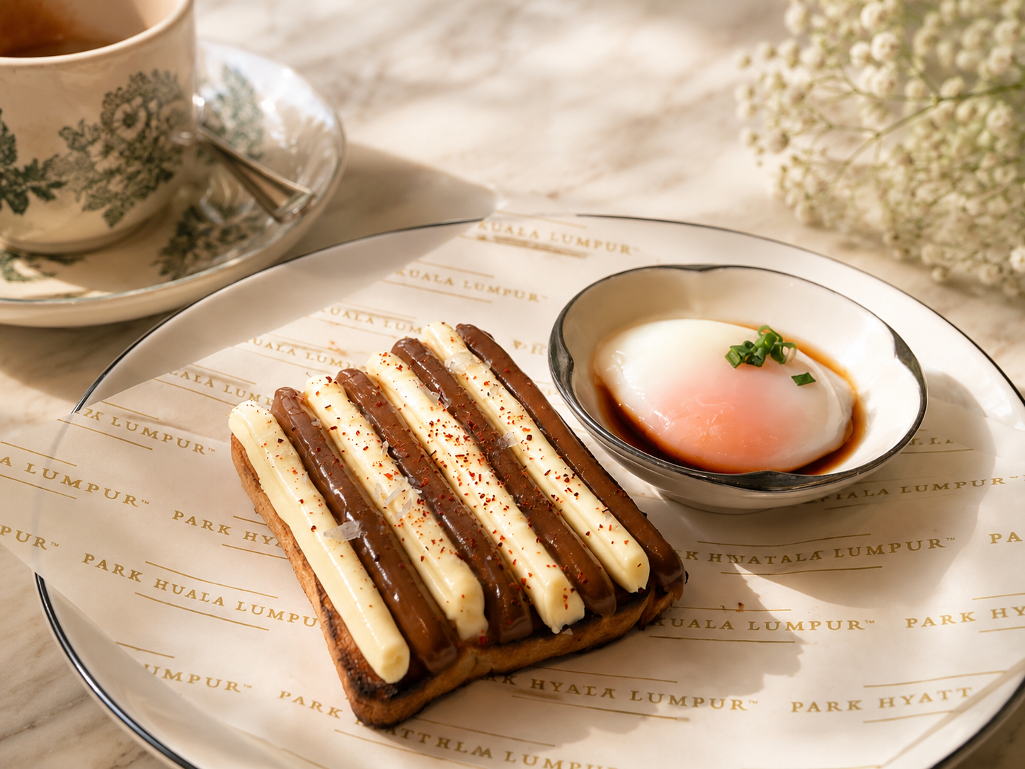 バターとカヤジャムを縞模様に並べたカヤトースト