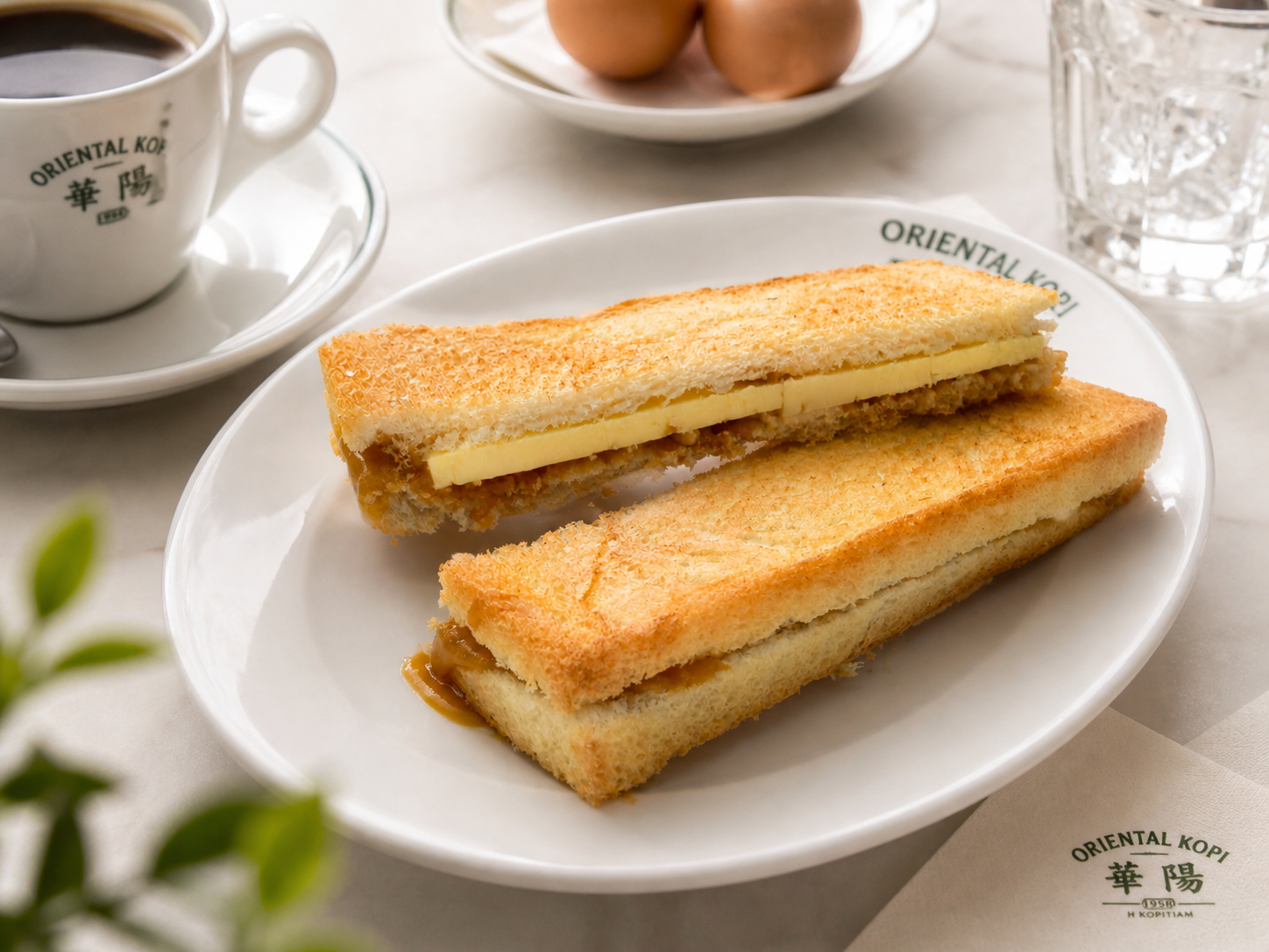 マレーシアのコピティアムで出てくるカヤトーストとコーヒー