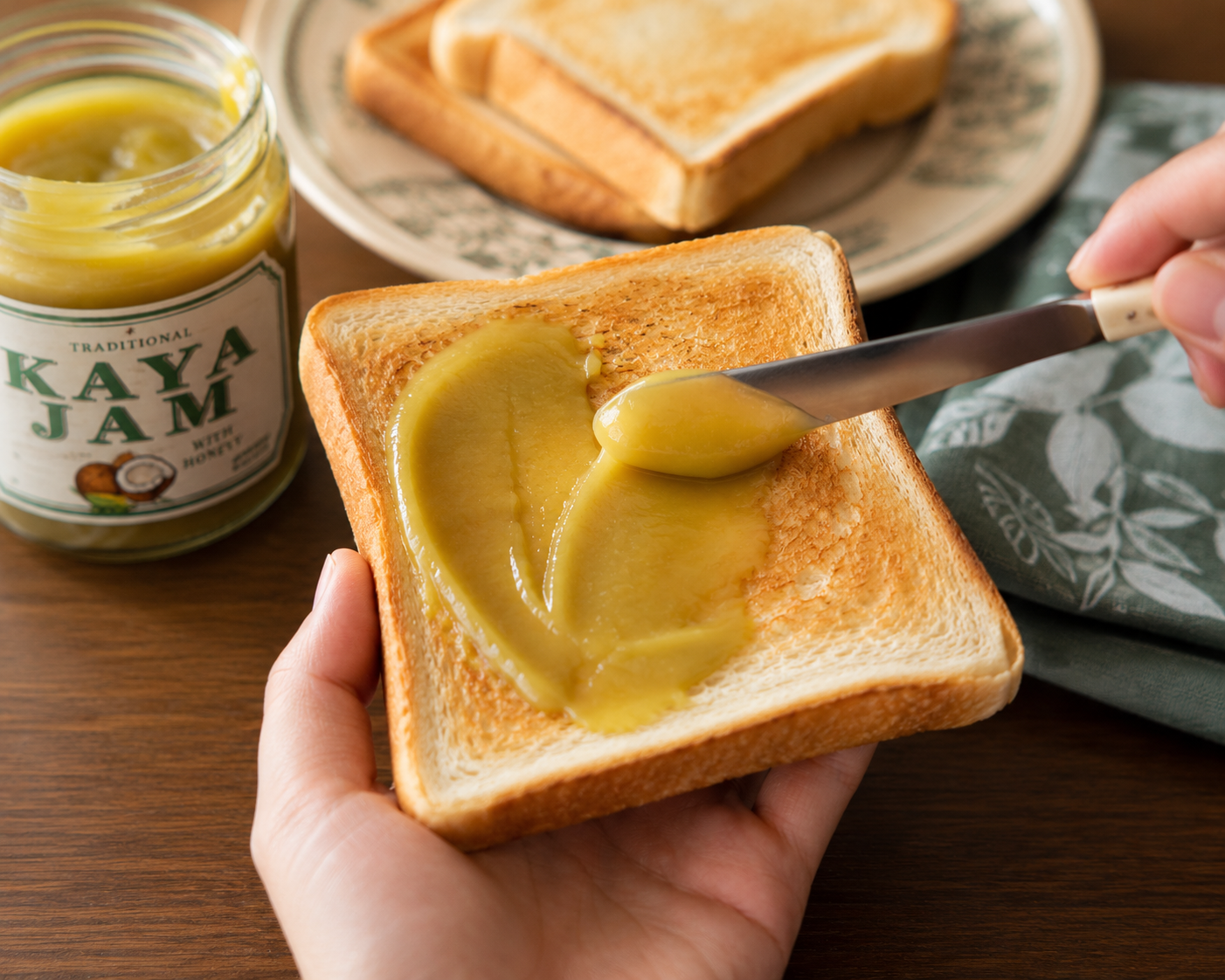 食パンにカヤジャムを塗っている様子
